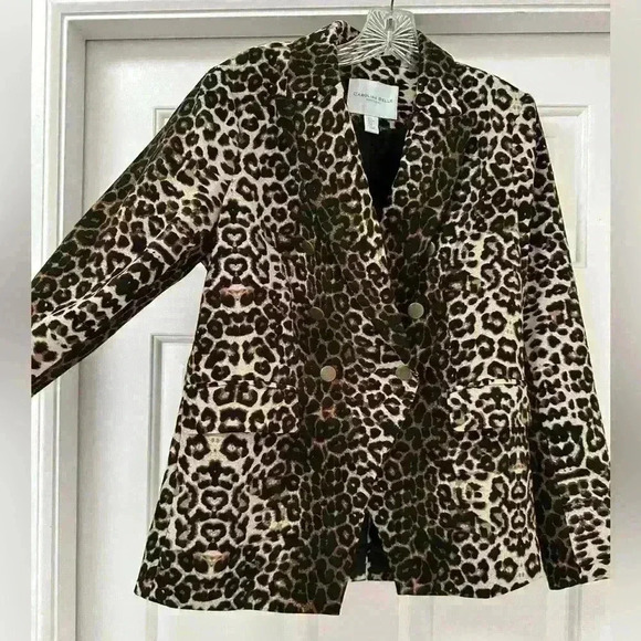 Carolina Belle leopard print blazer with shoulder pads‎ and brass colored button - Picture 2 of 8